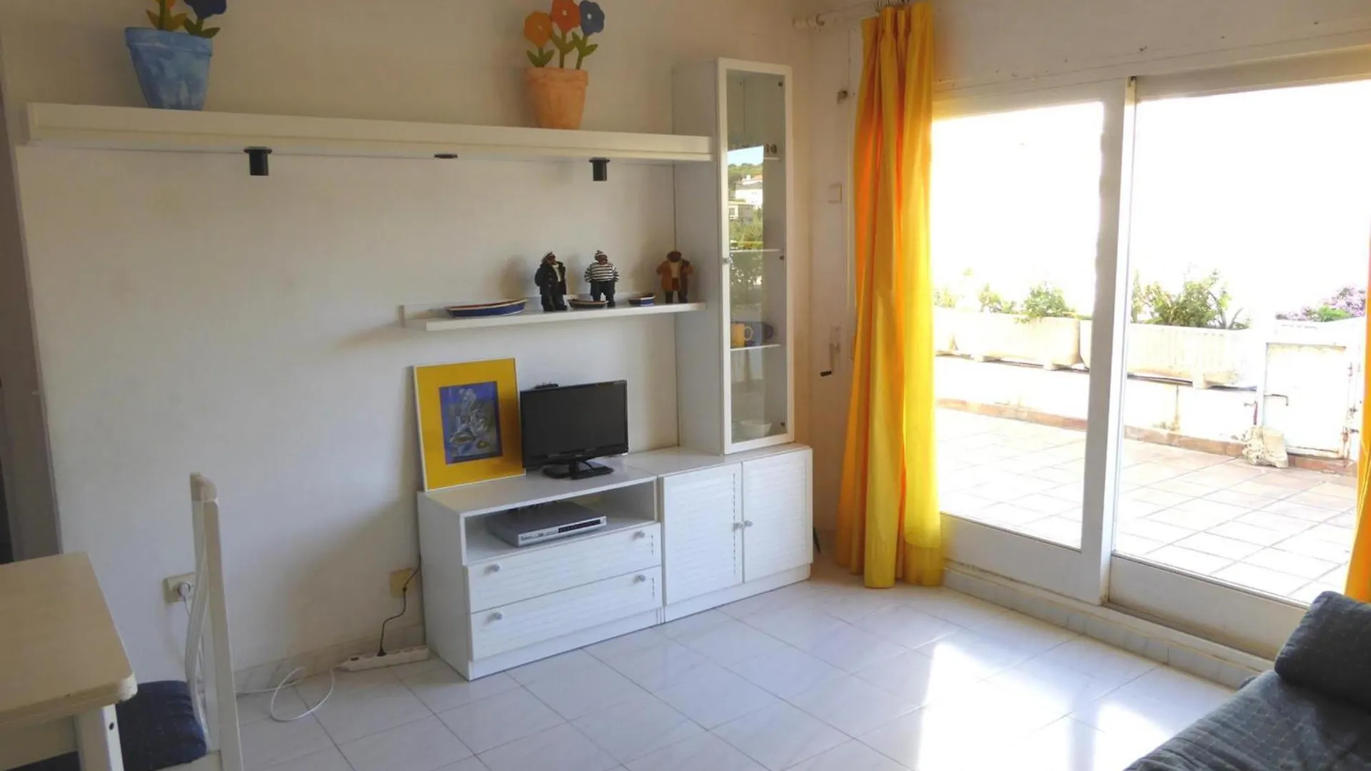 アパート Apartamento Con Terraza, Jardin Y Piscina Comunitaria A 200M De La Playa En Sant Carles - Es-228-130 リャンサ