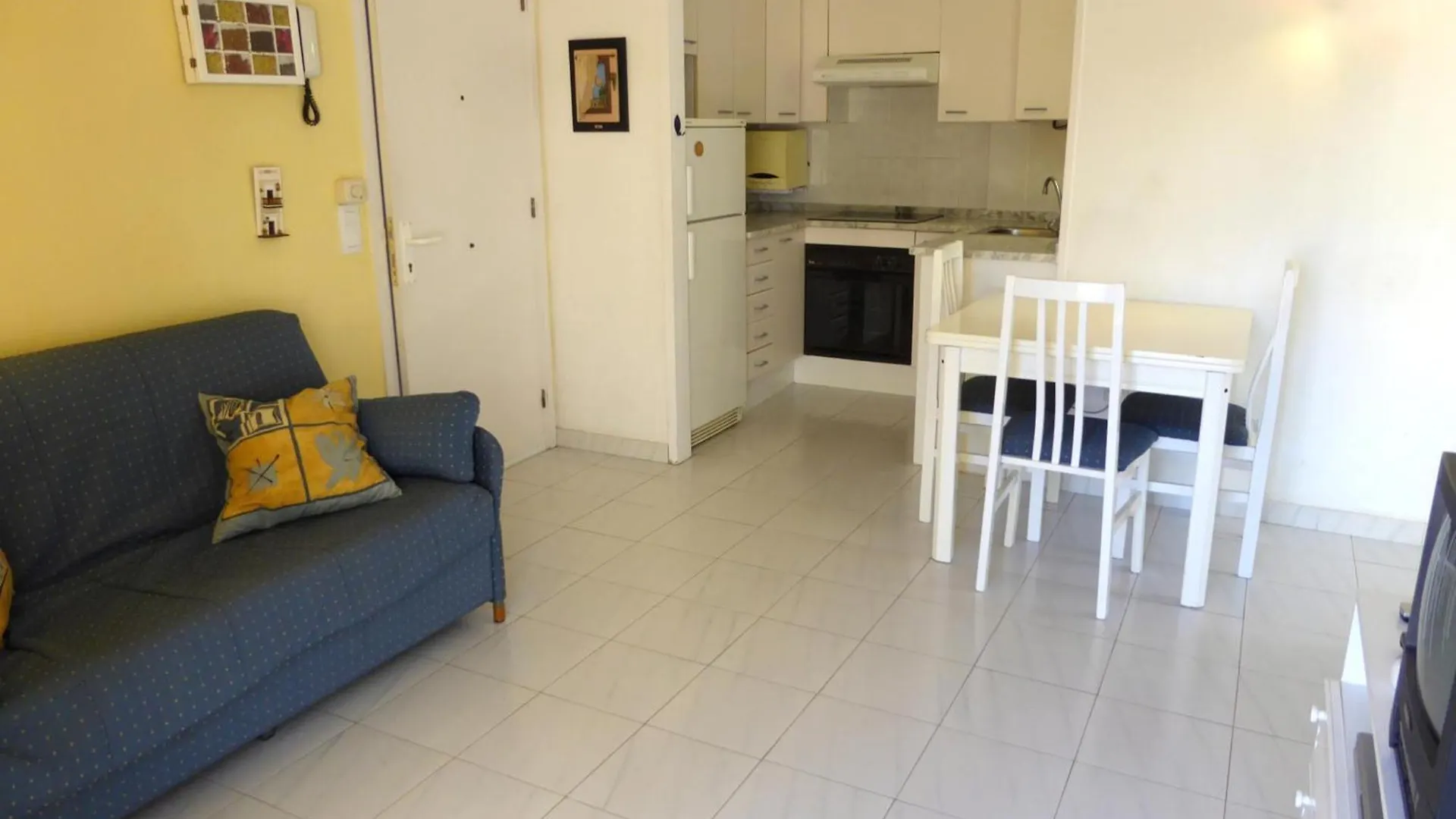 アパート Apartamento Con Terraza, Jardin Y Piscina Comunitaria A 200M De La Playa En Sant Carles - Es-228-130 リャンサ スペイン